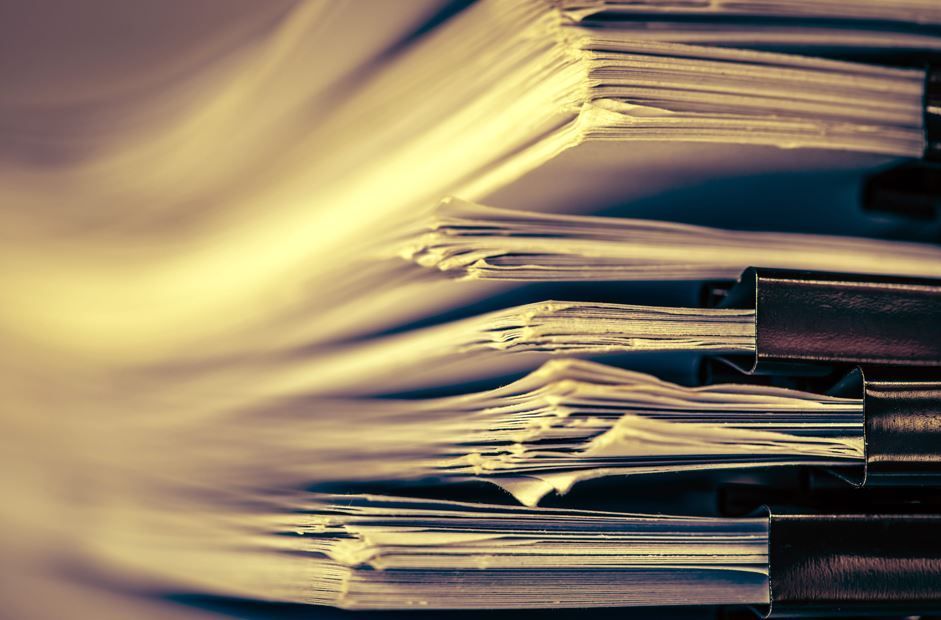 Primer plano y vista en ángulo de varias pilas de documentos 