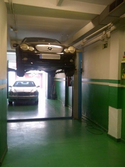 Un coche está estacionado en un elevador en un garaje.