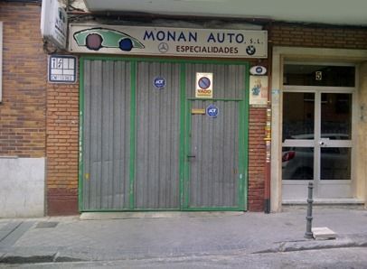 Un garaje con un cartel que dice Monan Auto