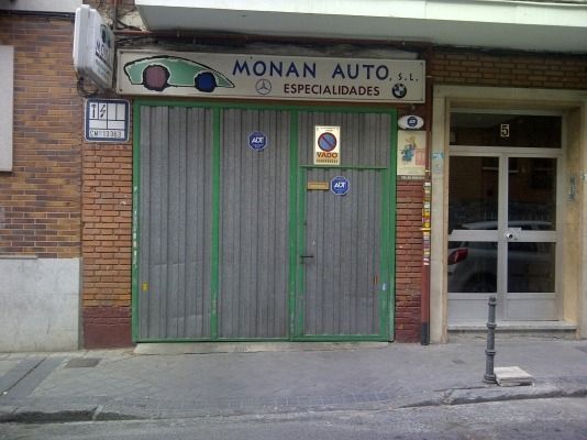 Un garaje con un cartel que dice Monan Auto