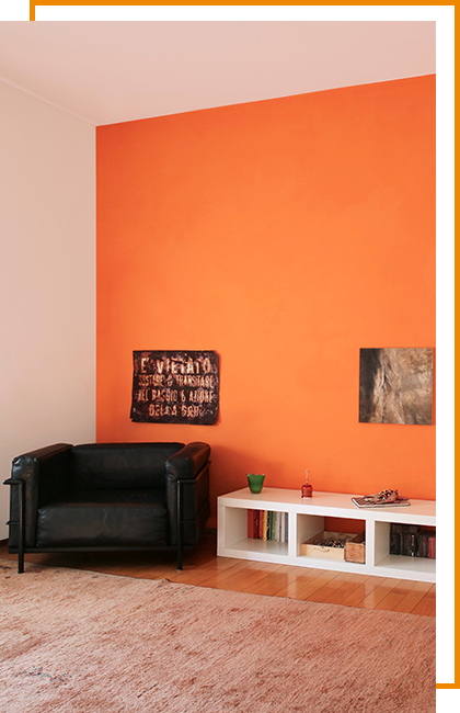 Mur d’un appartement recouvert d’une peinture orange