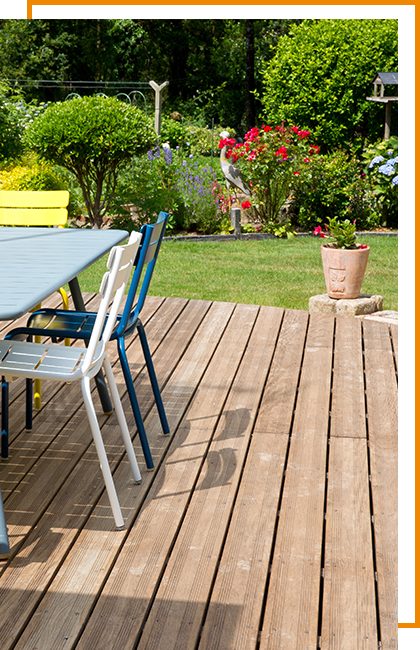 Terrasse en bois montée dans un petit jardin