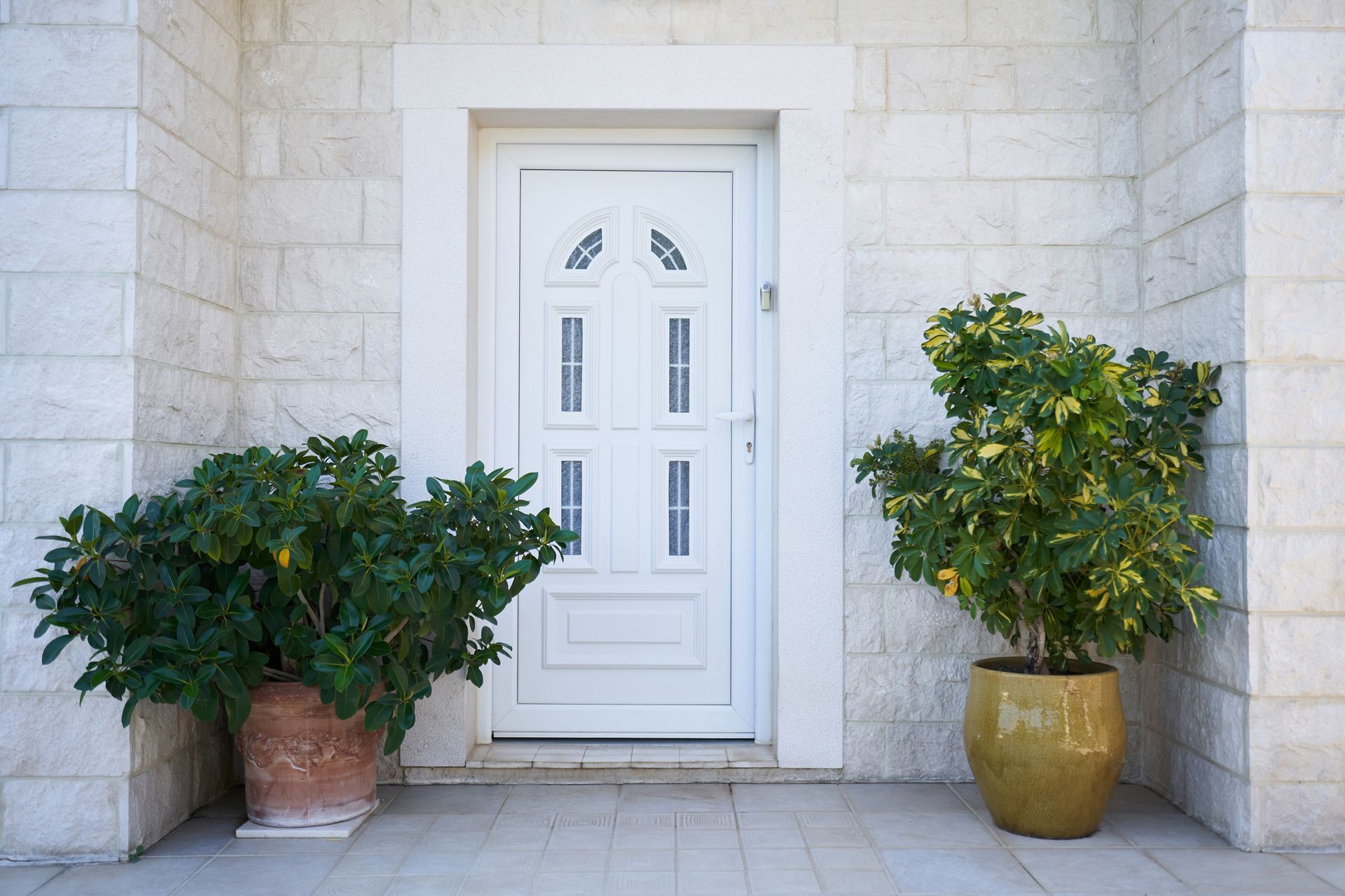 Grande porte d’entrée de couleur blanche