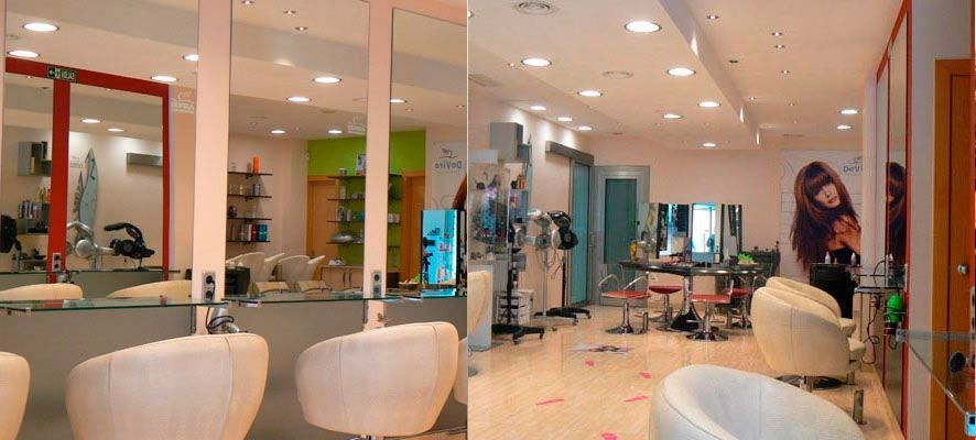 Un par de fotos de una peluquería con sillas y espejos.