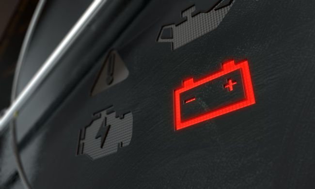 Un voyant rouge de batterie s'allume sur le tableau de bord d'une voiture, indiquant un problème avec le système de charge.