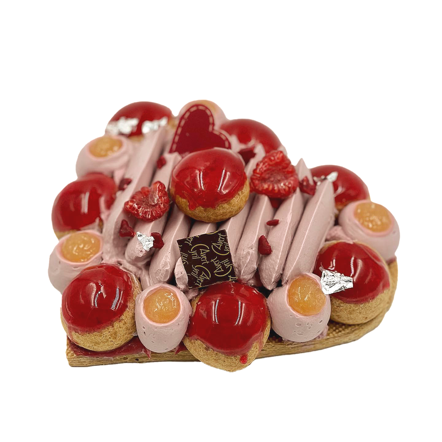 Un dessert en forme de cœur composé de crème rose, de choux à la pâte feuilletée glacés en rouge, de framboises fraîches et de décorations en feuilles d'or comestibles.