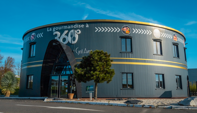 Vue extérieure  et devanture de l’établissement Le 360.