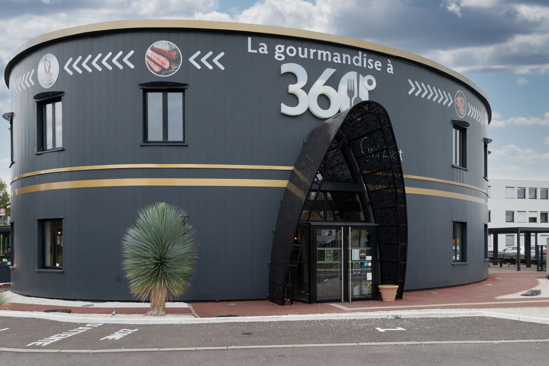 Devanture extérieure de l'établissement Le 360.