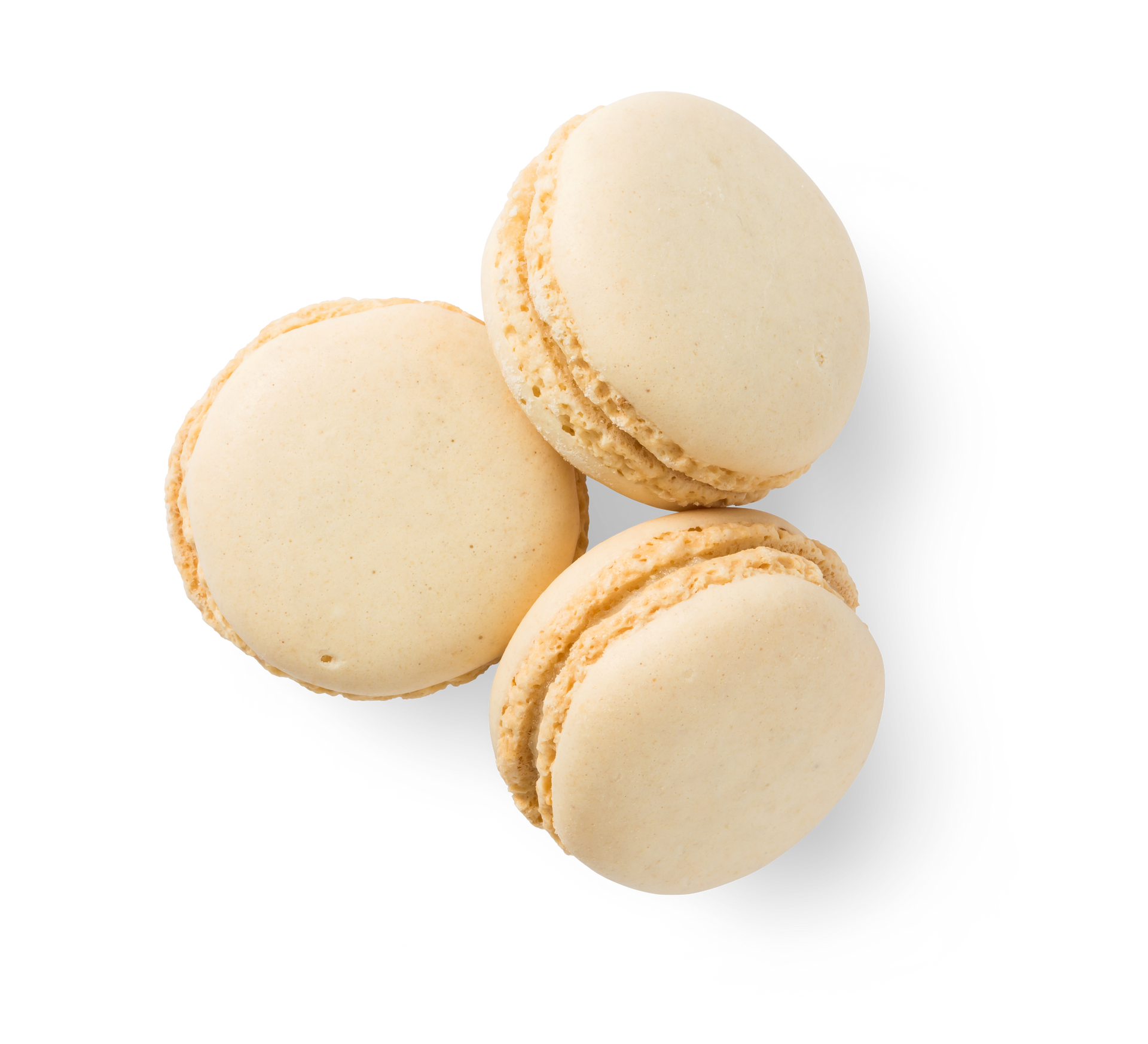 Trois macarons français ronds et beiges, disposés sur un fond blanc uni.