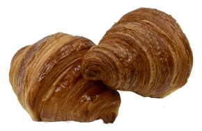 Deux croissants dorés et feuilletés, côte à côte sur un fond blanc.