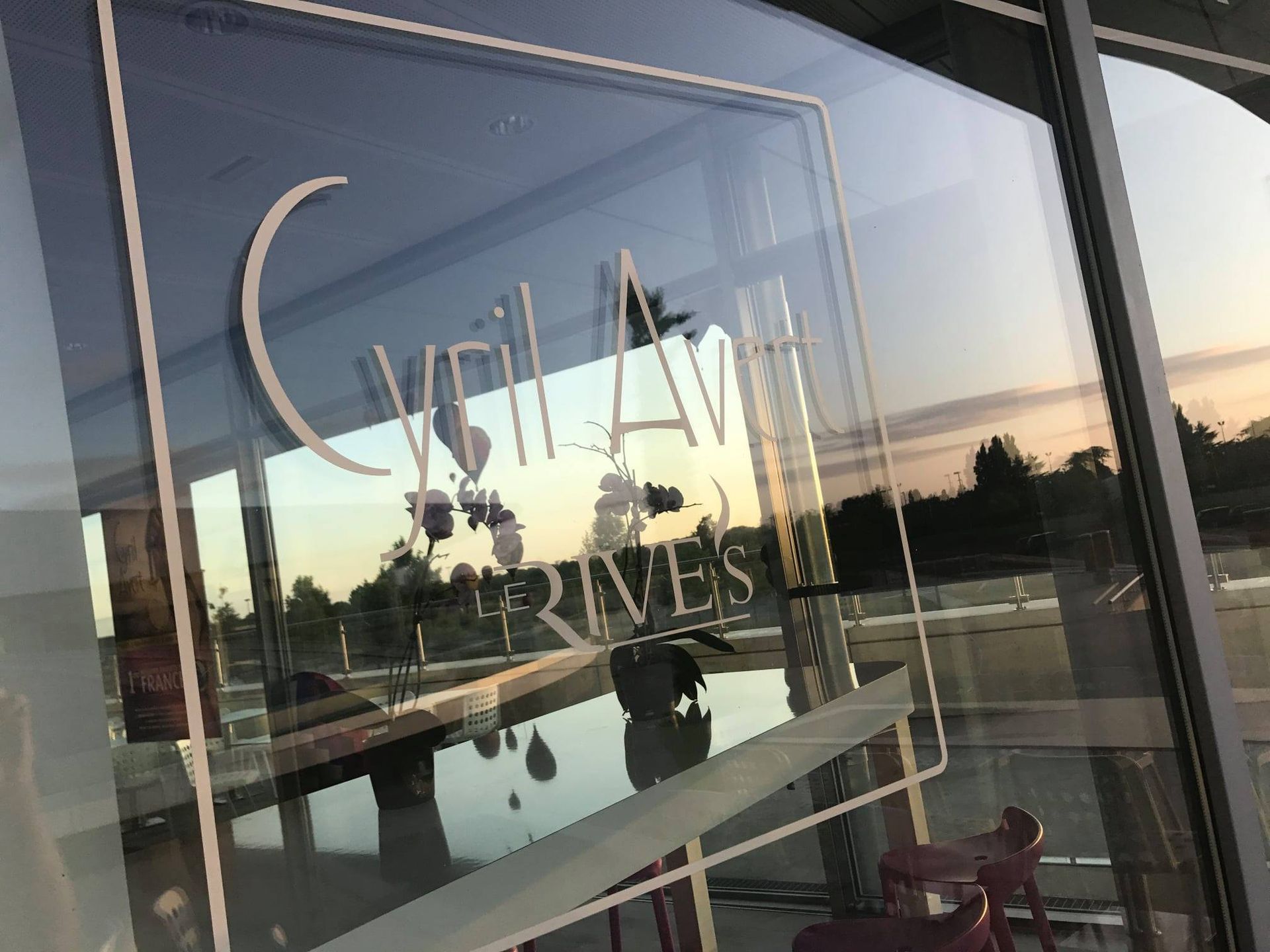 Inscription sur une vitre de l'établissement de Cyril Avert Le Rive's.
