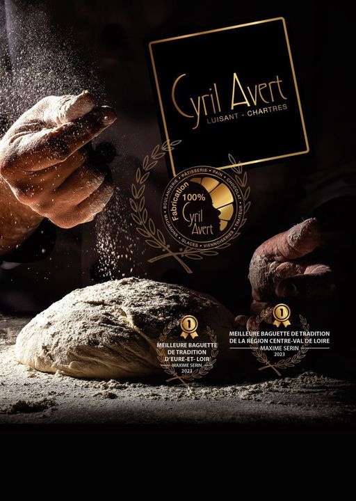 Les mains d'un boulanger saupoudrent de farine une boule de pâte, placée au centre, sous le logo de Cyril Avert et trois emblèmes de récompense dorés.
