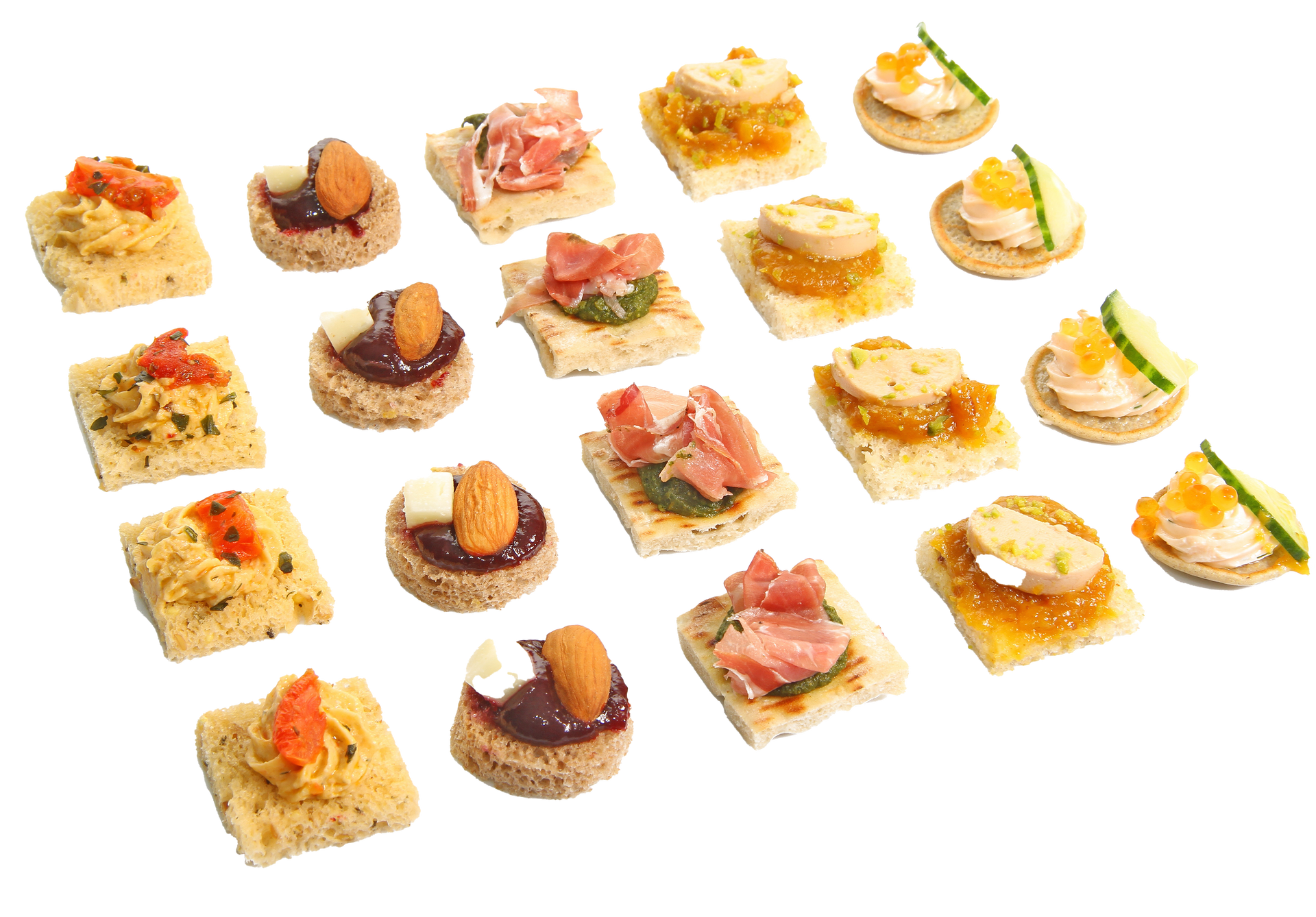 Un assortiment de petits canapés décorés, disposés en grille sur fond blanc.