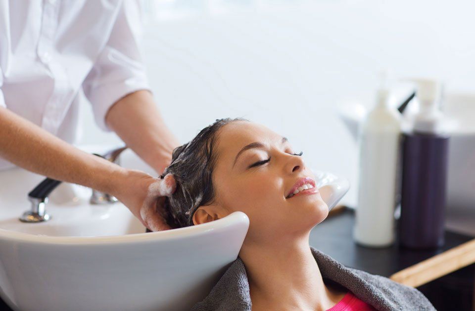 Artigiani Hairgroup – Eine Frau bekommt eine Kopfmassage