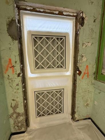 Porte scellée avec du plastique et des filtres.