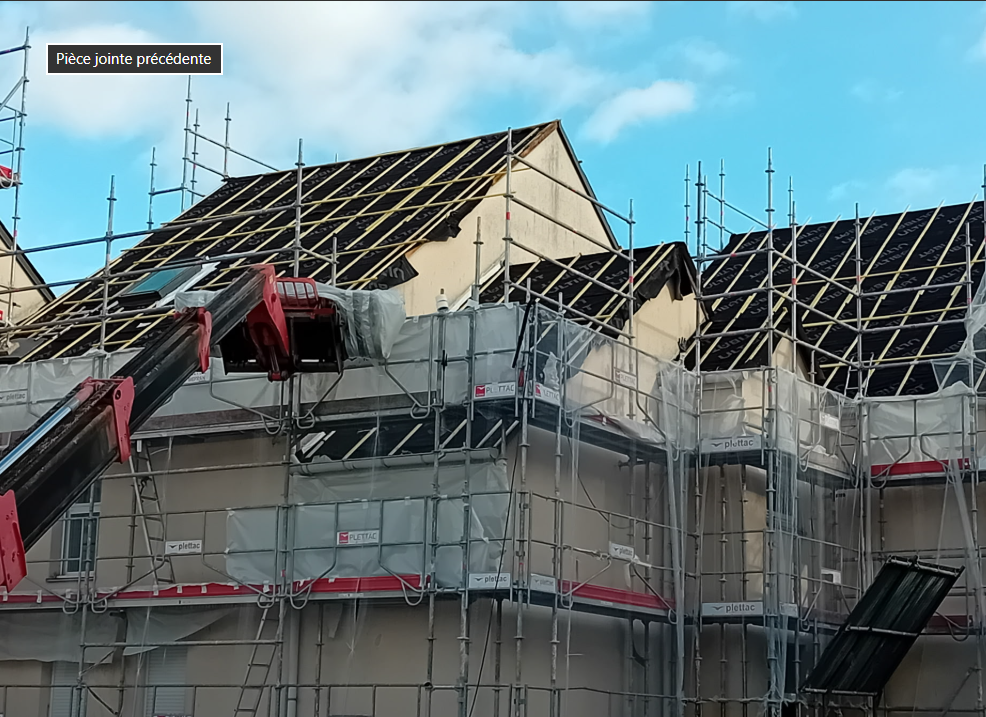 Personne soudant du métal en extérieur, portant des gants bleus.