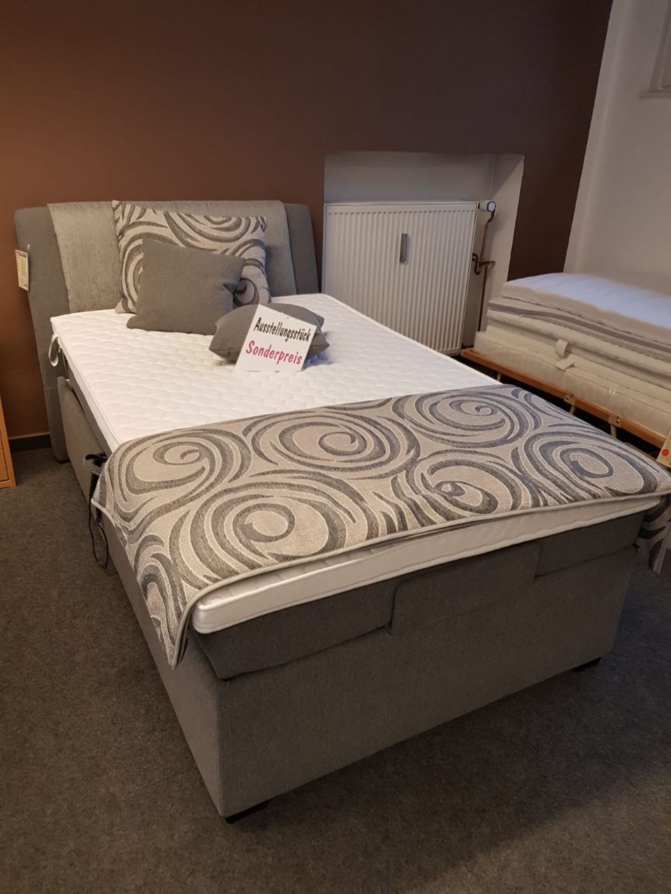 Boxspringbett mit grauem Rahmen