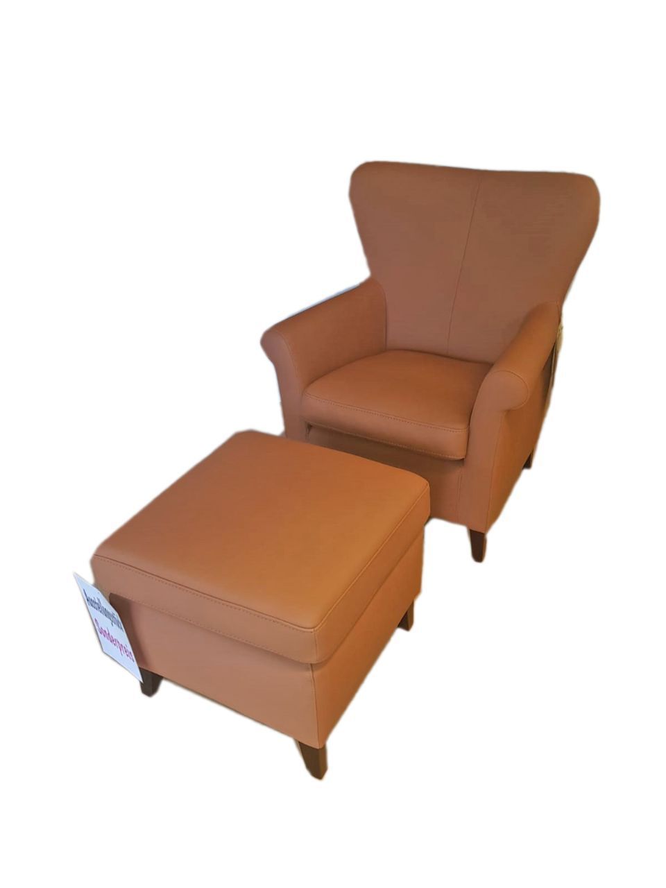 rostfarbener Sessel mit Schemel für die Fußablage