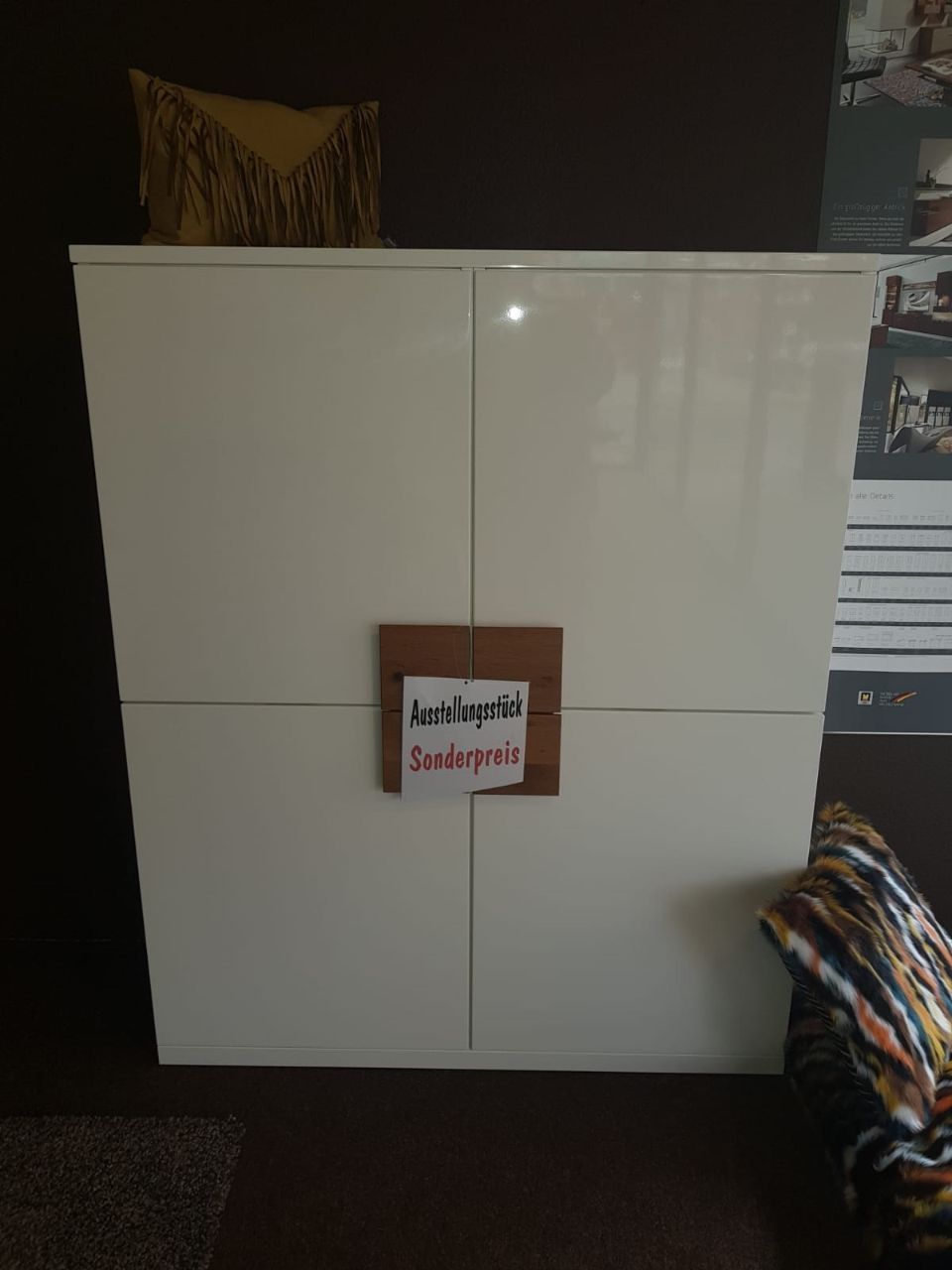 heller glänzender Schrank