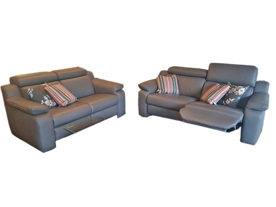 zwei Sofas in Grau mit Kissen