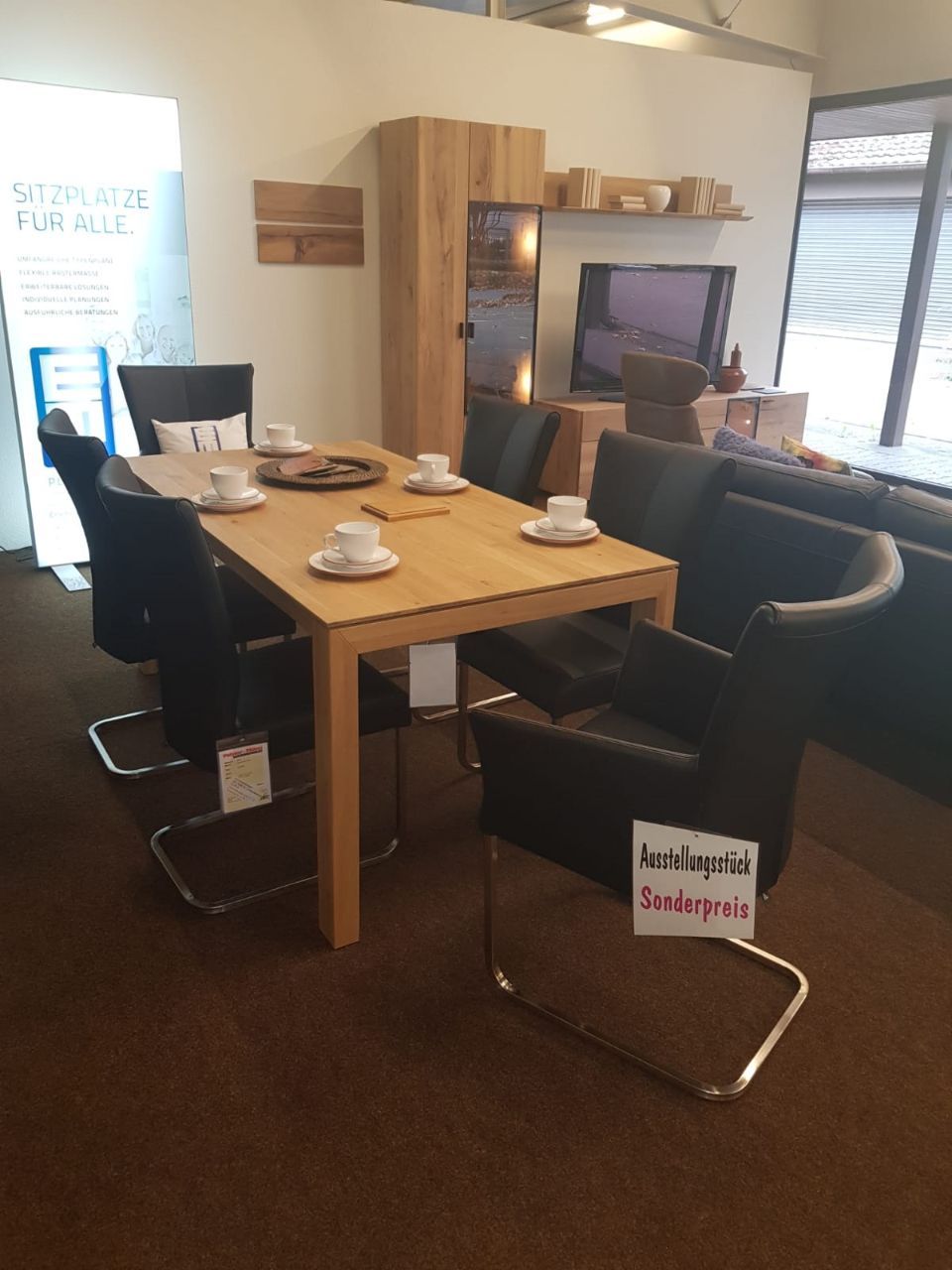 Esszimmertisch aus Holz mit Stühlen