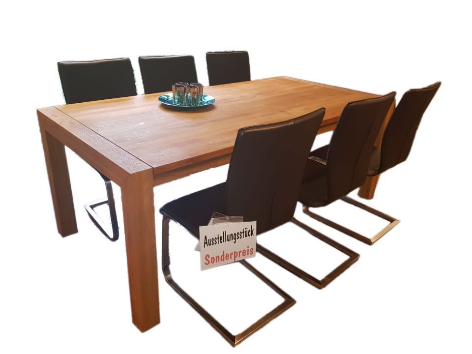 Massiver Holz-Esszimmertisch mit Stühlen mit Lederbezug