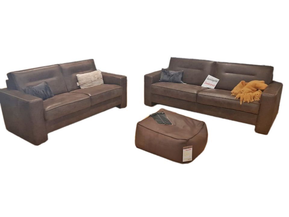 Couchgarnitur mit zwei Sofas und Tischchen