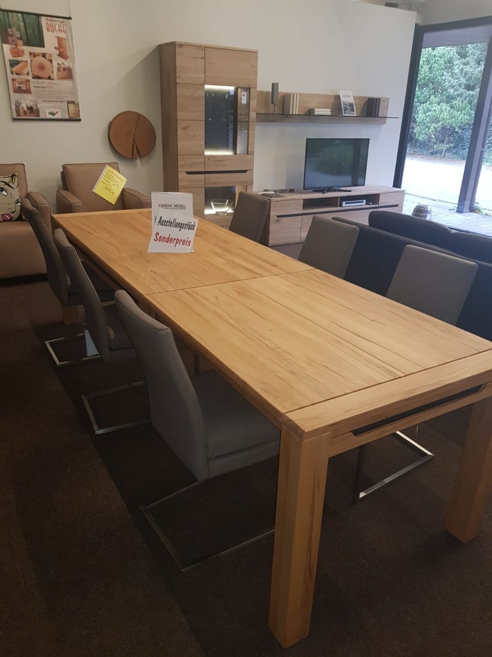 Großzügiger Esstisch aus Holz mit passenden Stühlen