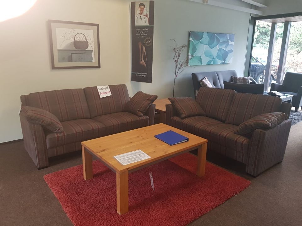 Garnitur aus zwei Sofas