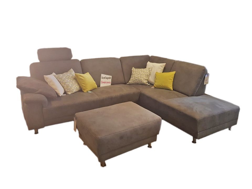 L-förmiges Sofa mit kleinem Beistelltisch