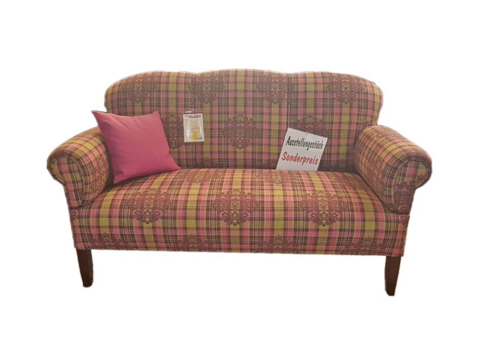 Sofa in einem bunten Retro-Muster mit Beinen