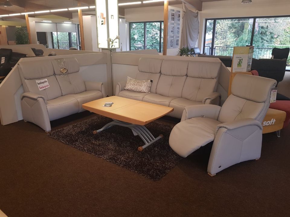 Großes Sofa mit passendem Sessel in Beige