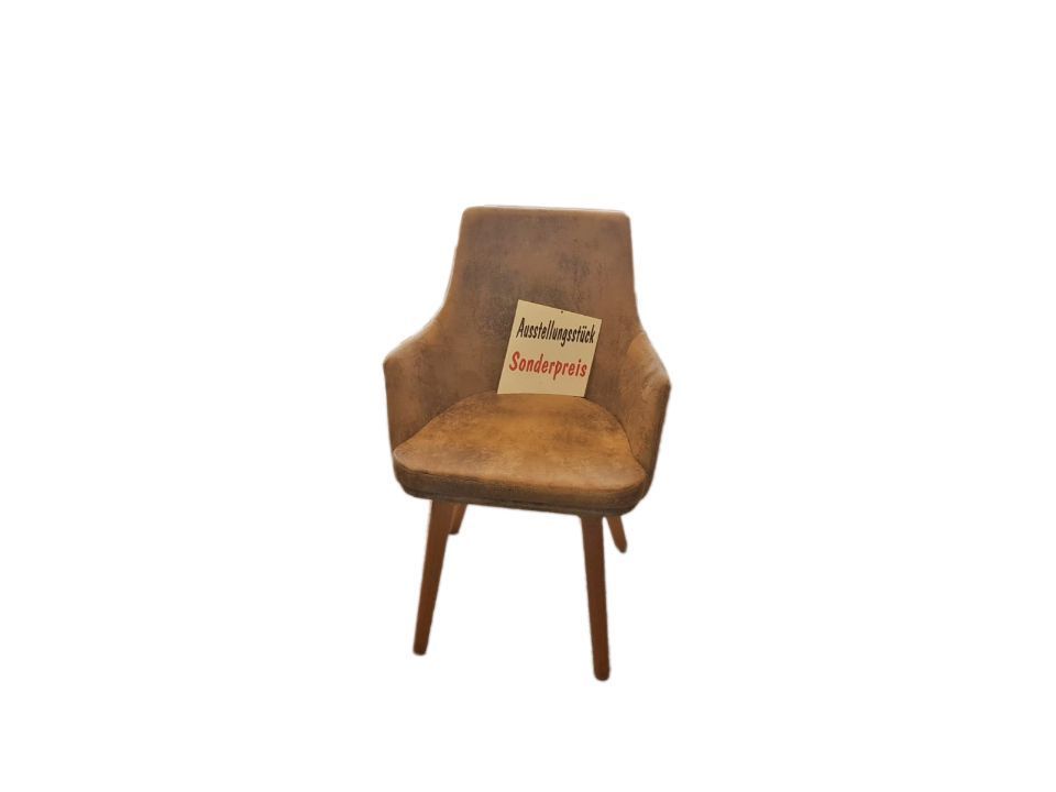 moderner Sessel mit vier Beinen