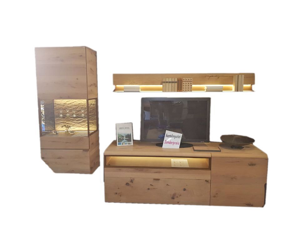 TV-Konsole aus hellem Holz, Regal und zwei Schränke mit Glaselement