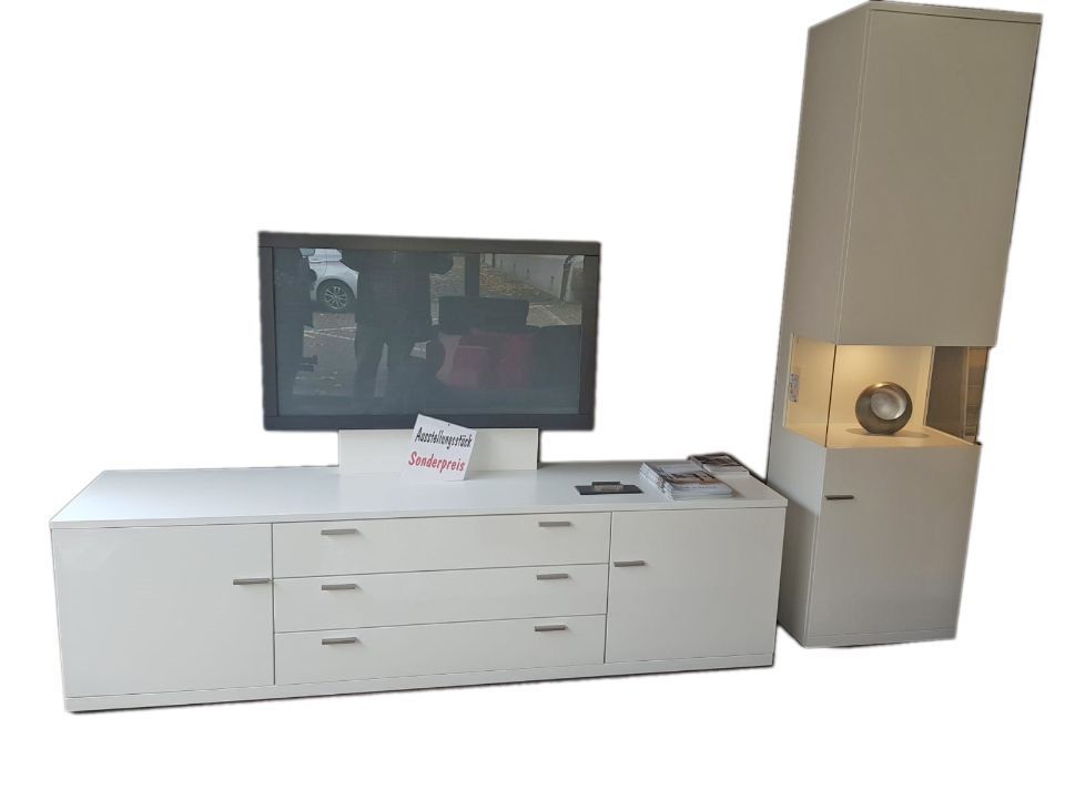 helle TV-Konsole mit passendem schmalen Regal mit Glasfläche