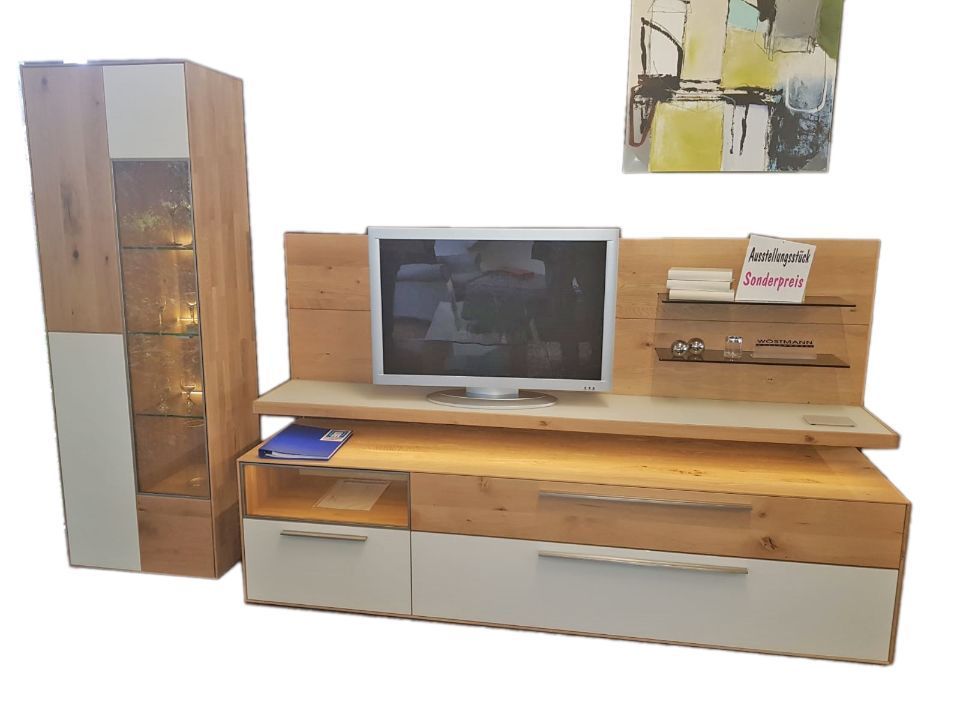 Zweifarbige TV-Konsole mit passendem Vitrinen-Schrank