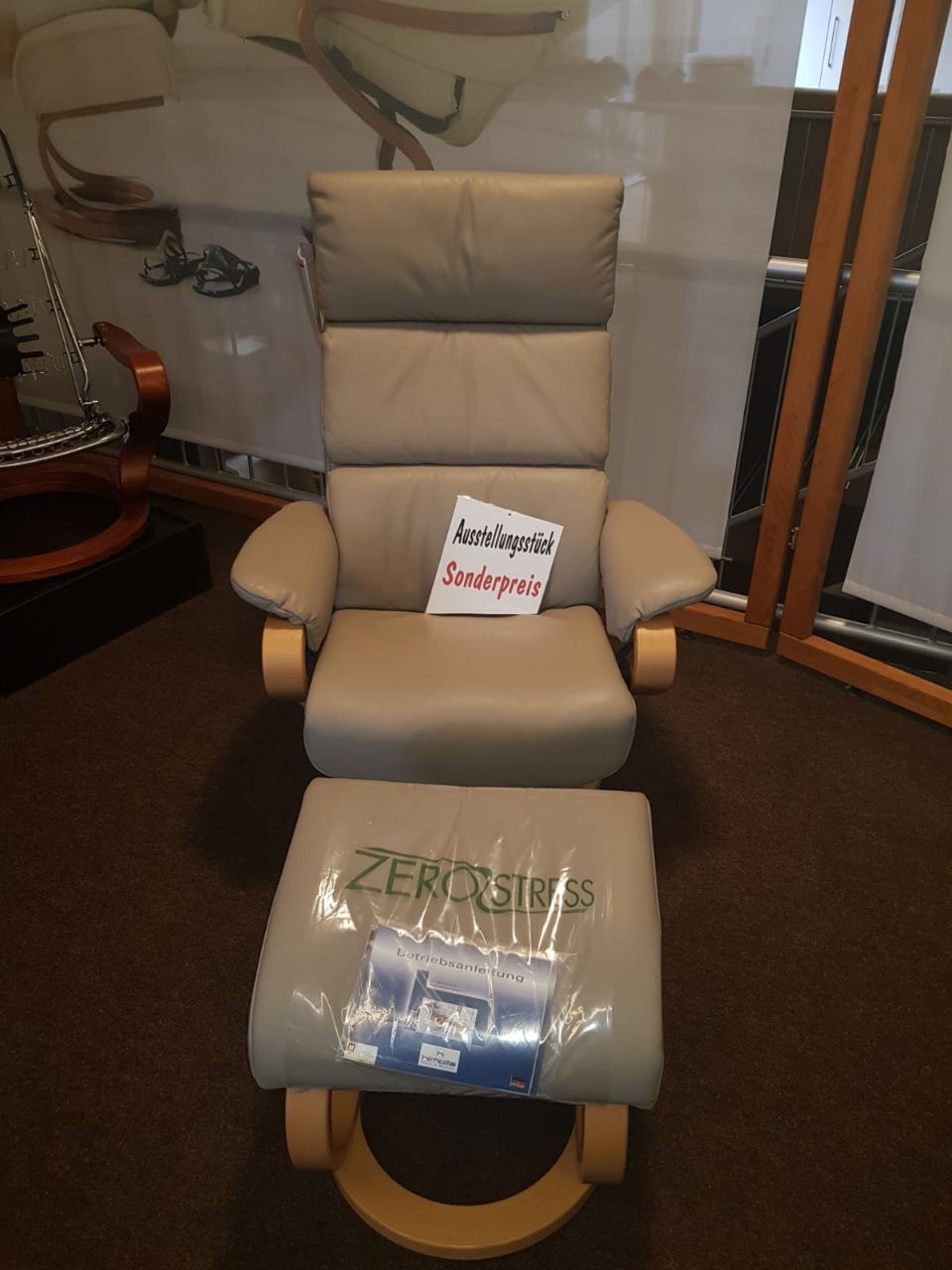 Beigefarbener Sessel mit Fußablage