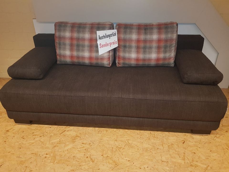 gemütliches Sofa mit zwei Kissen