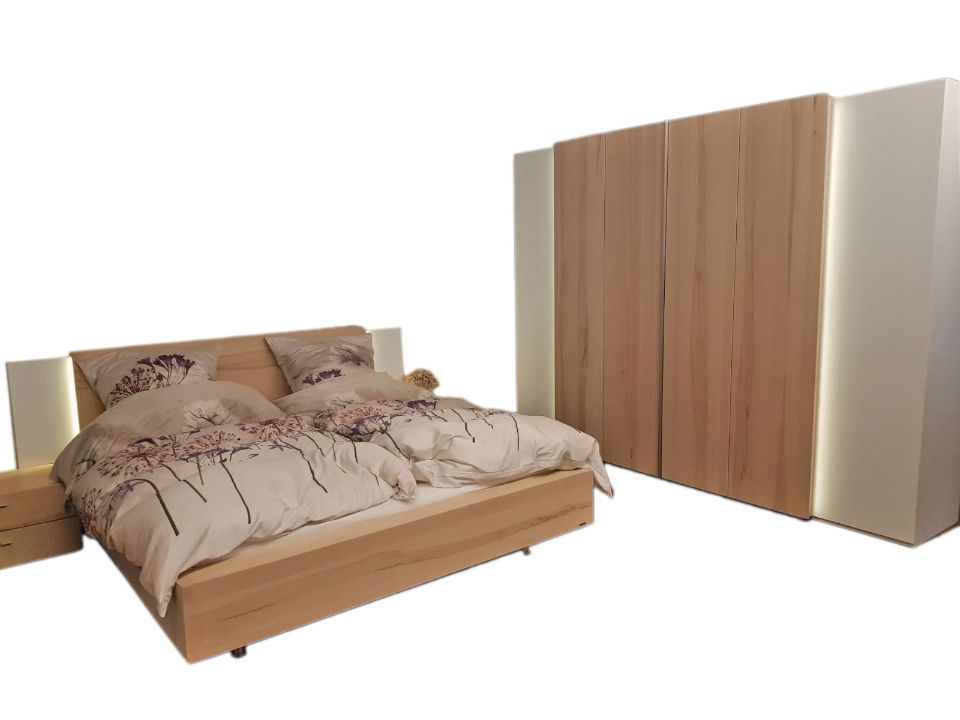 Doppelbett mit Holzrahmen neben einem Holzschrank