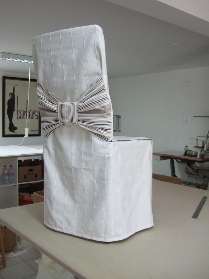 Chaise blanche recouverte de tissu dans un atelier.