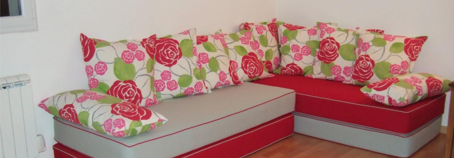 Une personne découpe du tissu avec des ciseaux.