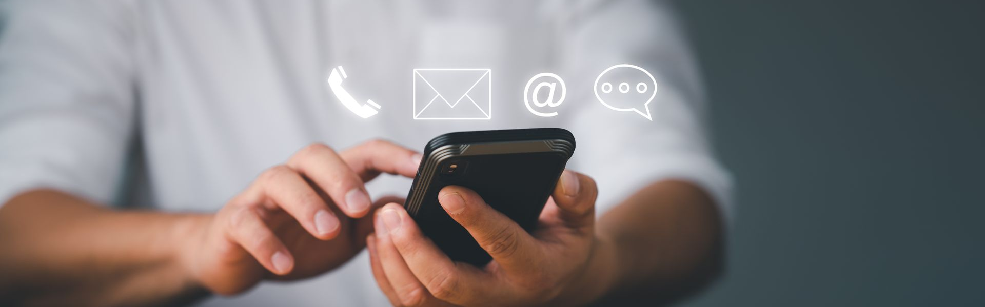 Personne utilisant un smartphone avec des icônes de contact.