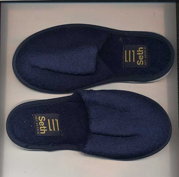 Un par de zapatillas Seth azules sobre una superficie blanca.