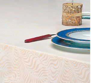 Una mesa con platos y una vela encima.