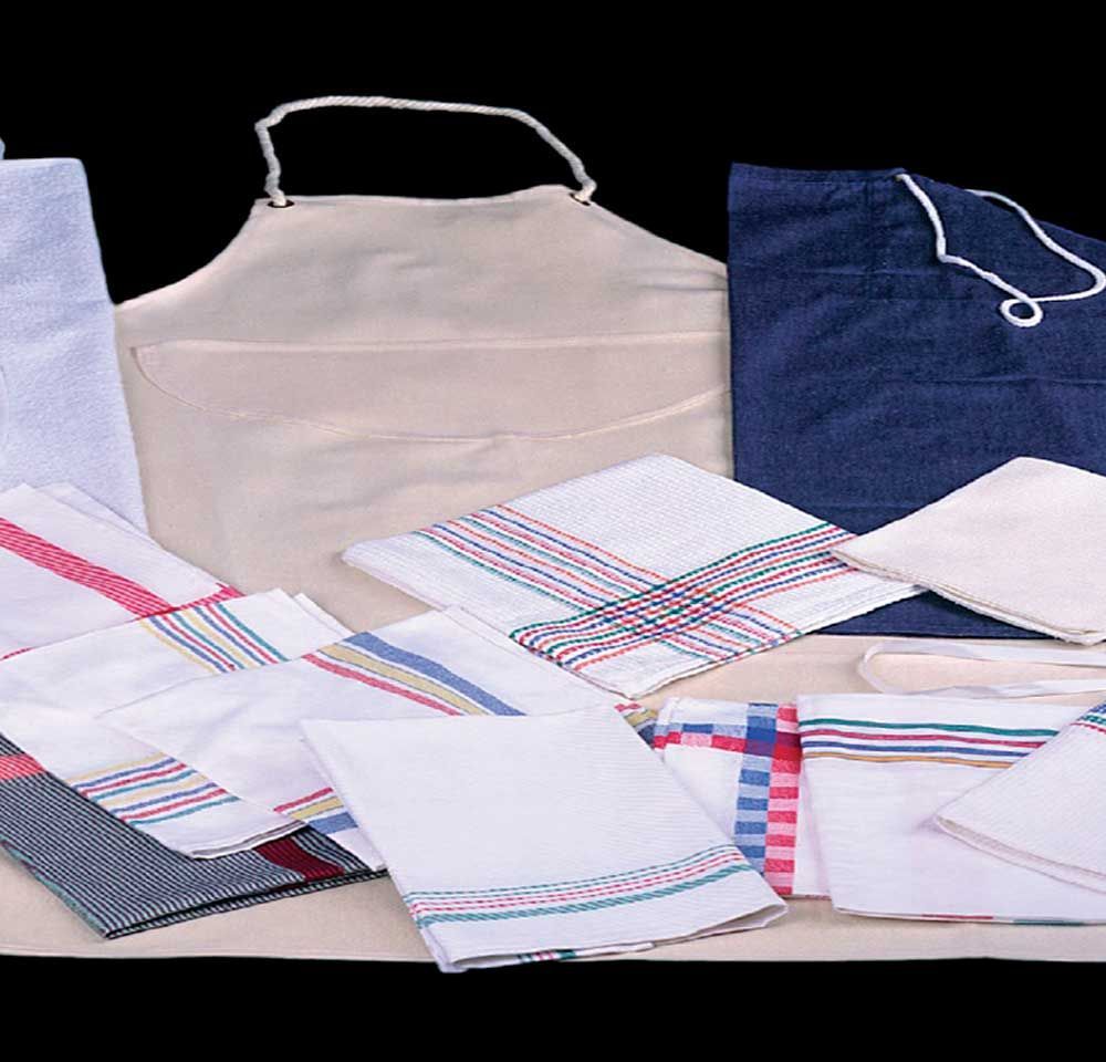 Un montón de toallas y delantales sobre una mesa.
