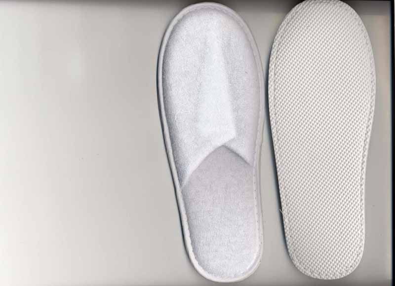 Un par de zapatillas blancas sobre una superficie blanca.