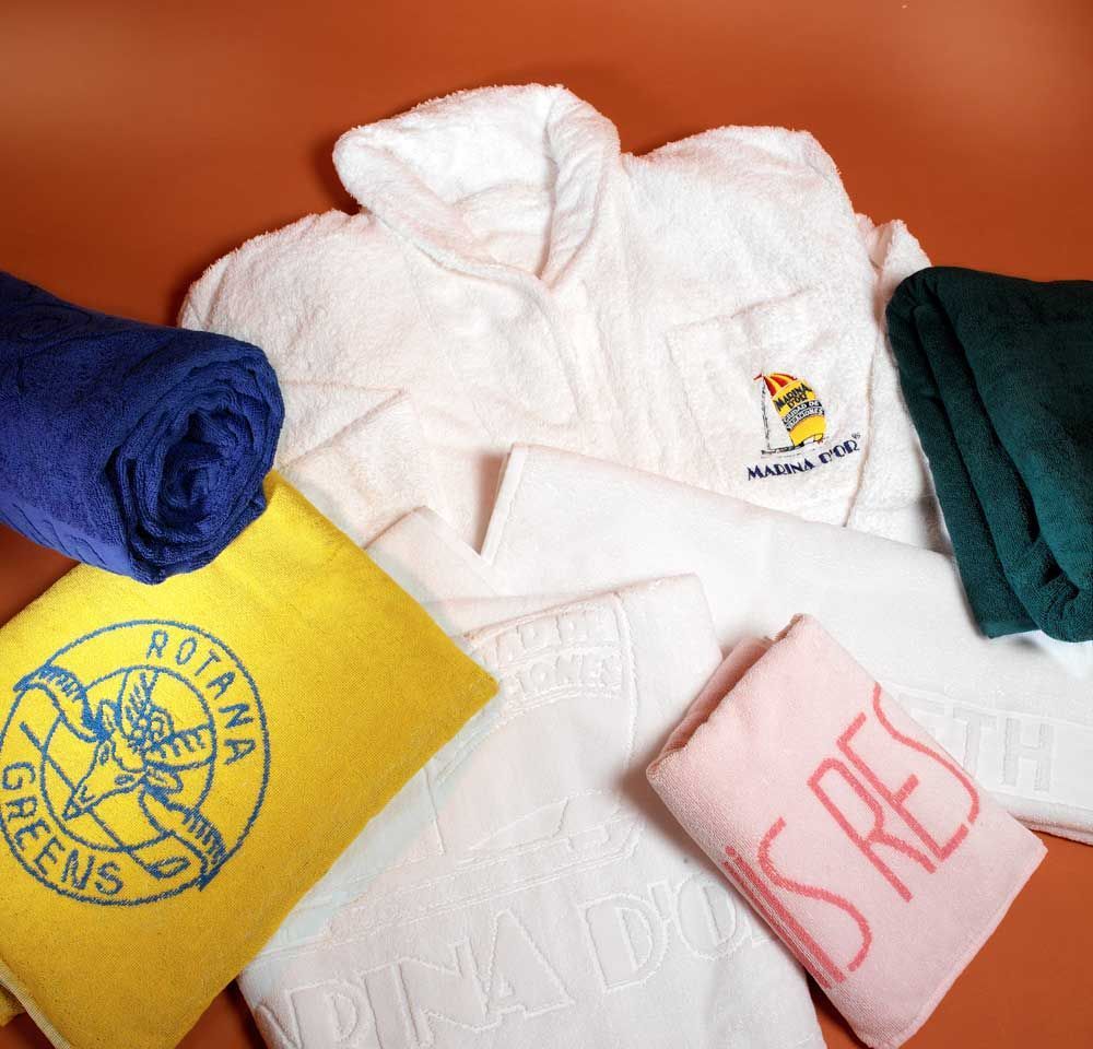 Un montón de toallas, incluida una que dice 