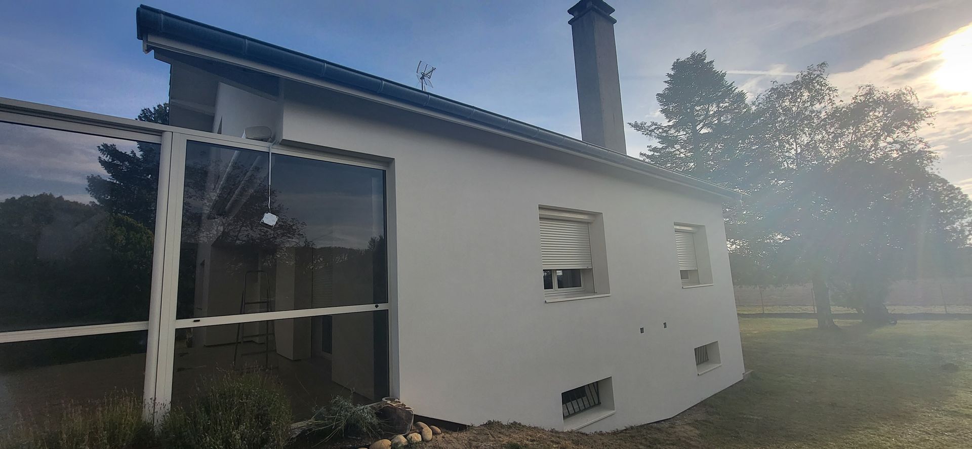 Finitions encadrement de fenêtres après travaux de peinture