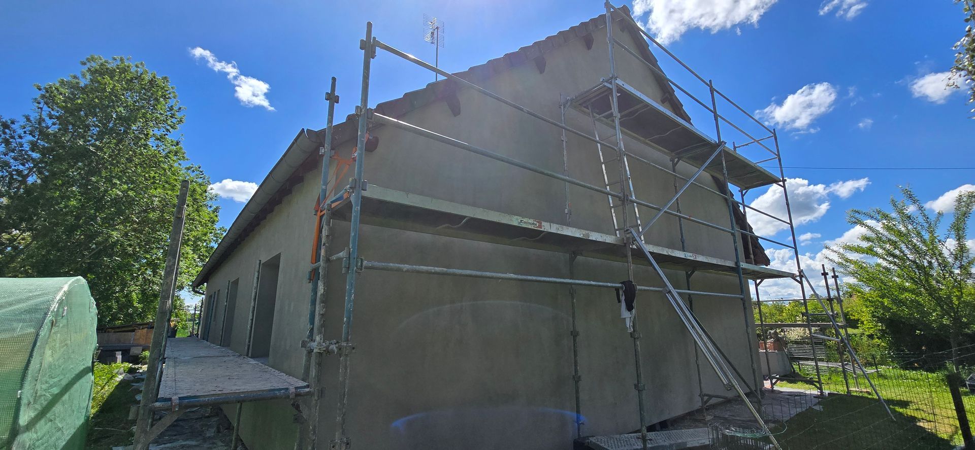 Positionnement d'échafaudage pour un chantier ITE à Mâcon