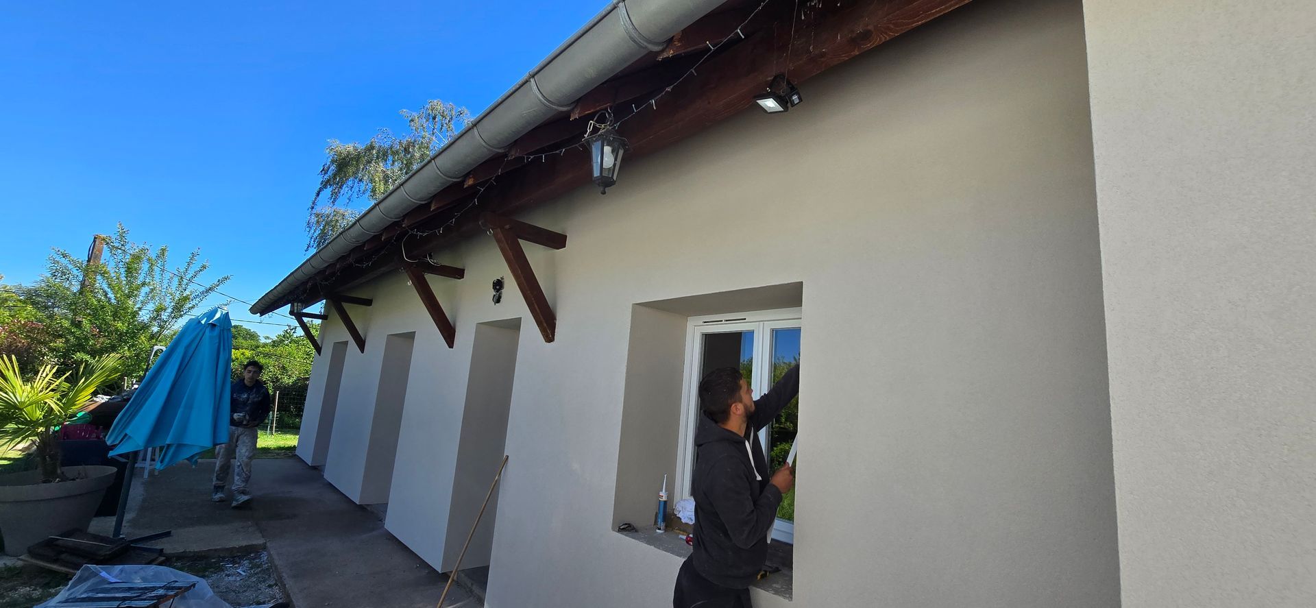 Finition sur les encadrement de fenêtres et portes après isolation thermique